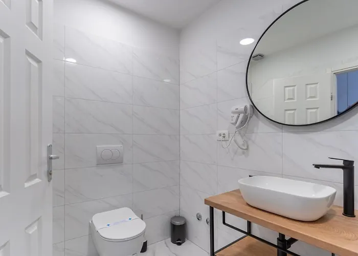 In With Sea View, Balcony, Air Conditioning, Wifi 4249-4 Cres